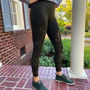 Lululemon laser cut leggings size 4